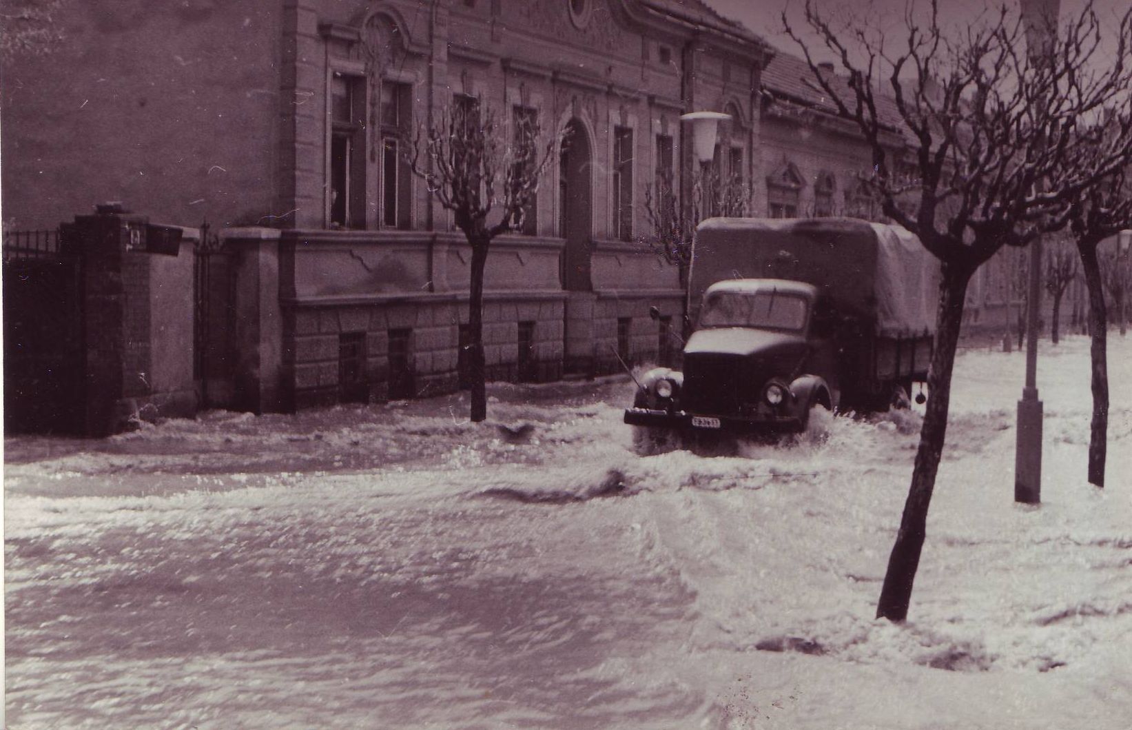 Ez itt a házunk a Wesselényi utcában, ami akkor még nem volt a házunk. A fotó hátulján levő évszám szerint a dátum 1965. április 23.
