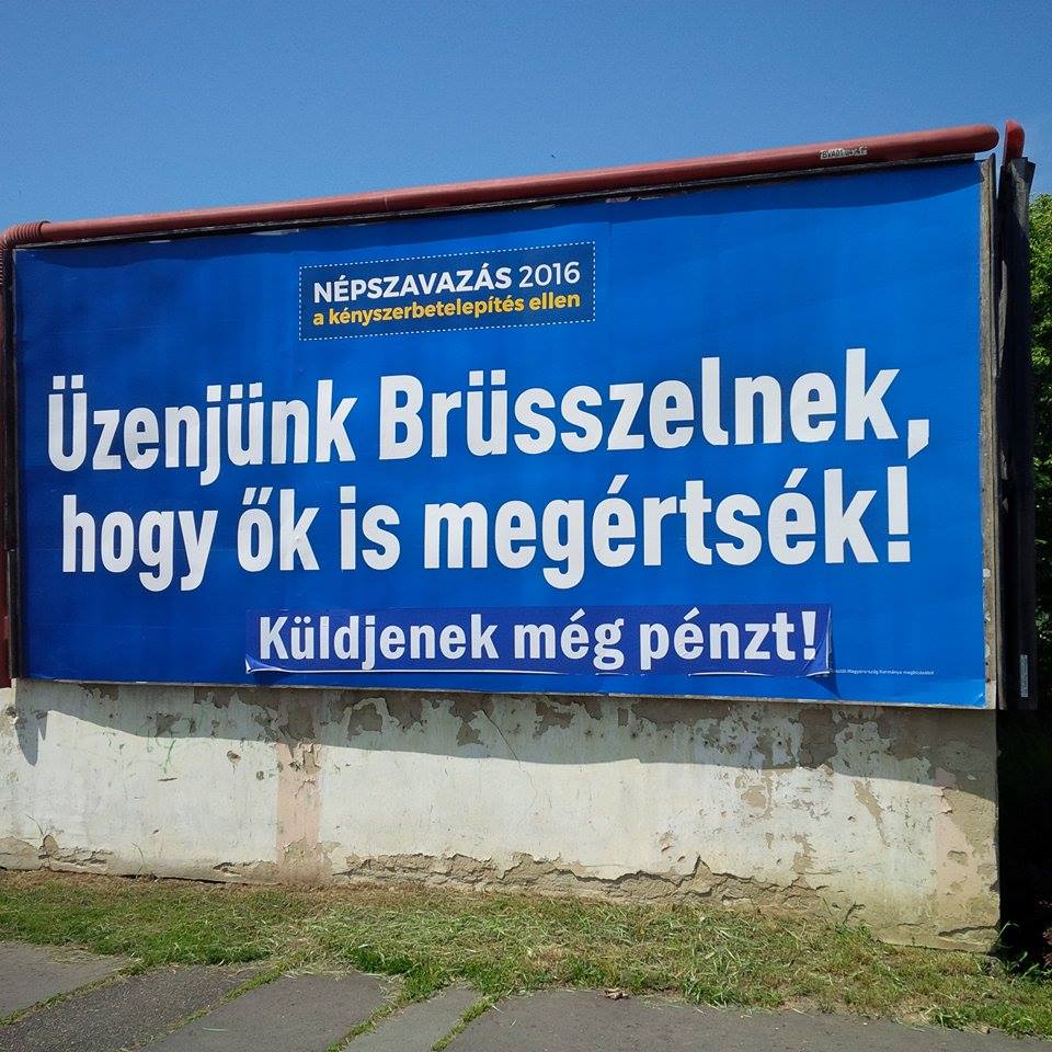 Meghekkelt Brüsszel-plakát Szombathelyen a Thököly utcában.