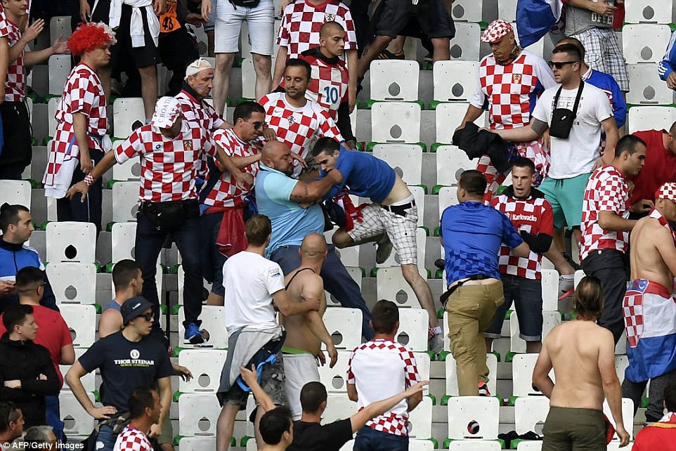 Horvát szurkolók maguk között a Horvátország-Csehország meccsen. Most kezd összeállni a mexikói kirakós. 