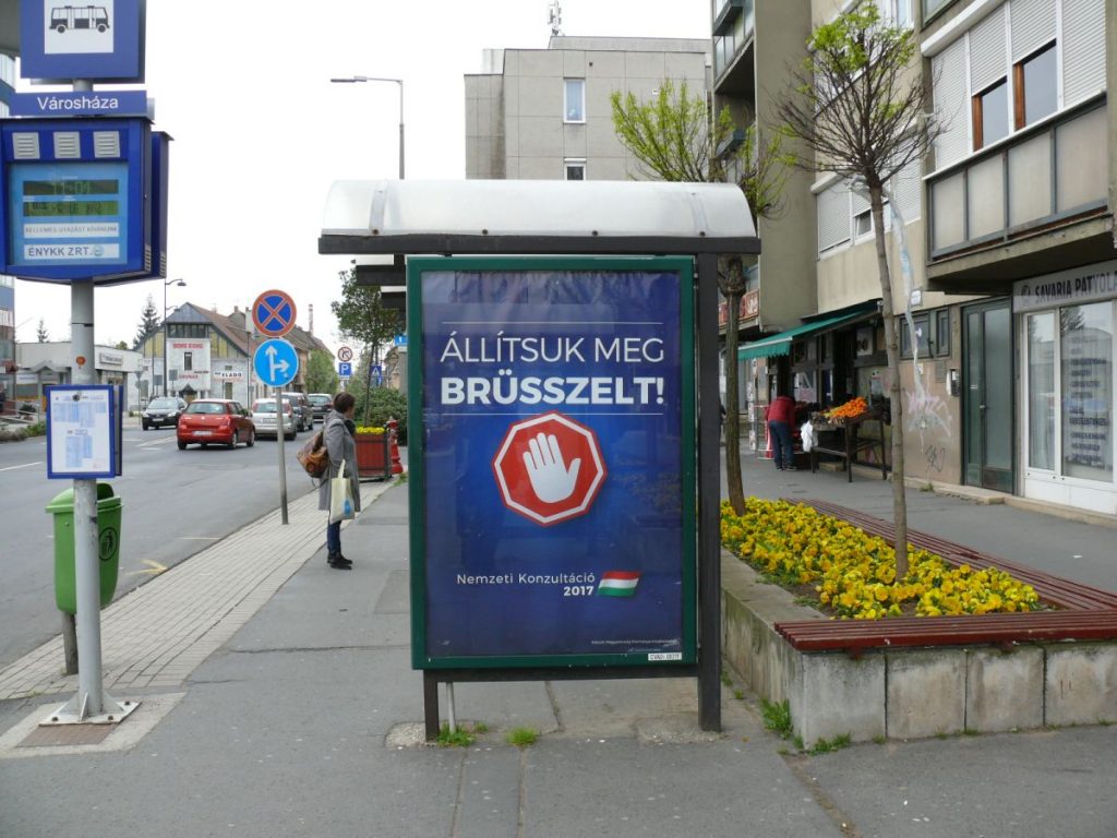 "Állítsuk meg Brüsszelt!" plakát a szombathelyi Thököly utcában